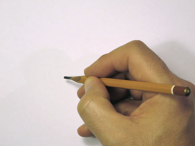 Figuras 17 y 18. Dos ángulos de la forma más habitual de coger el lápiz.